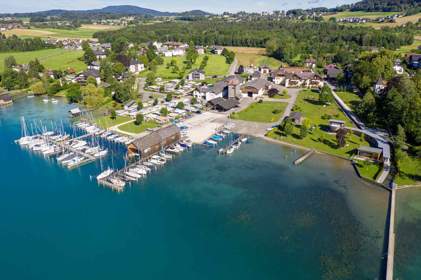 Der Badestrand mit Badekabinen im Häuplhof direkt am Attersee