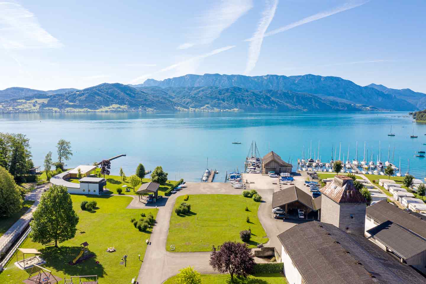 Der Badestrand mit Badekabinen im Häuplhof direkt am Attersee
