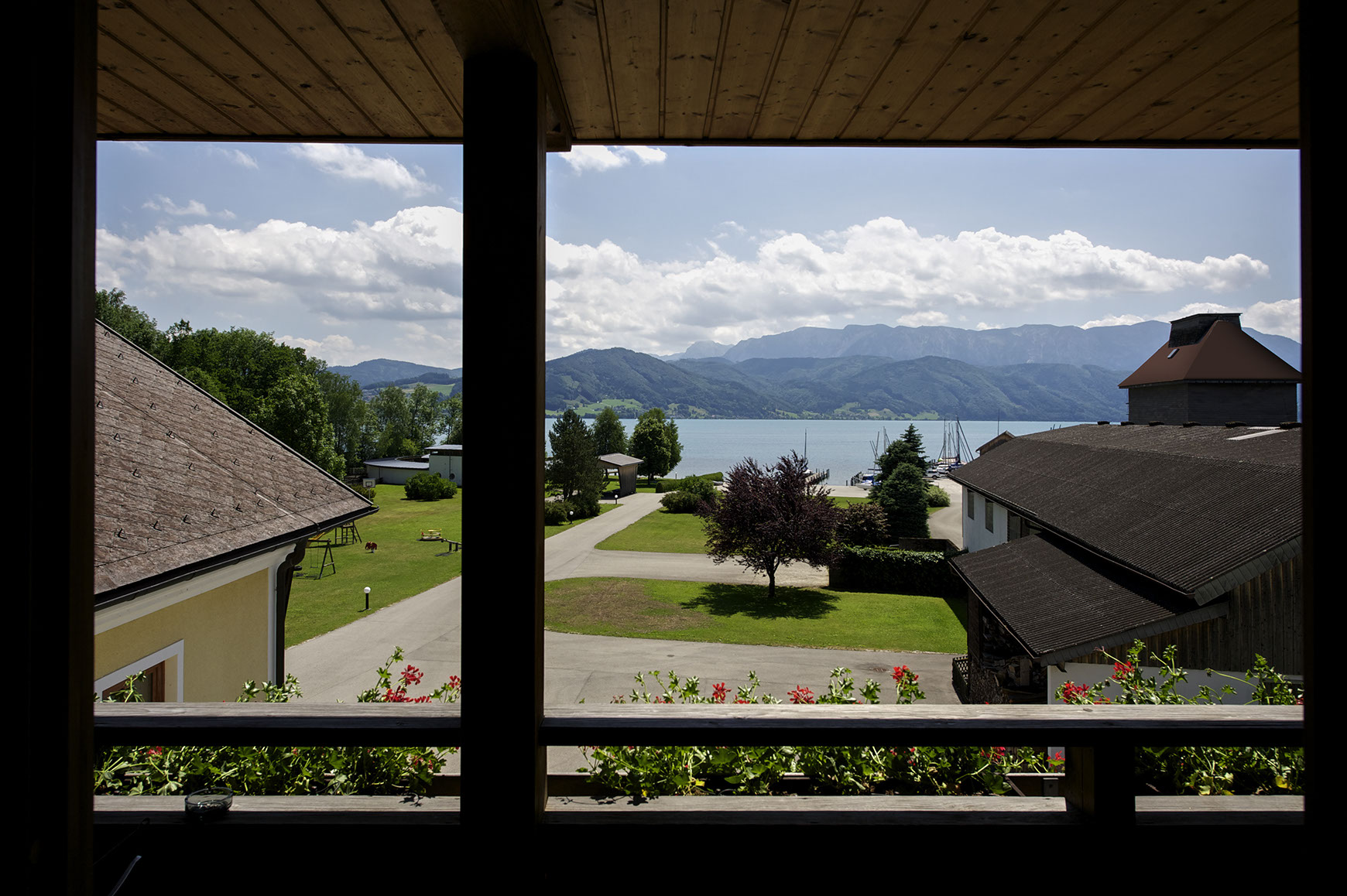 Ausblick vom Balkon: der Attersee mit dem Höllengebirge - Ferienwohnungen im Häuplhof direkt am Attersee