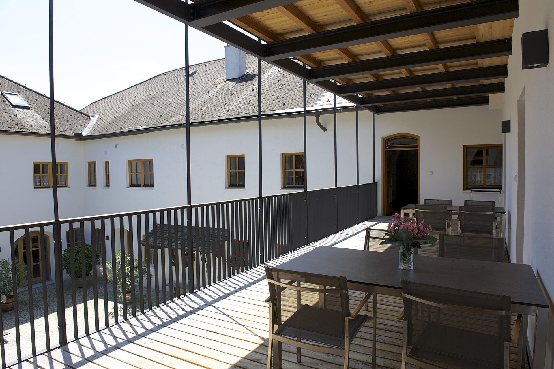 Innenhofbalkon Ferienwohnunge im Häuplhof am Attersee