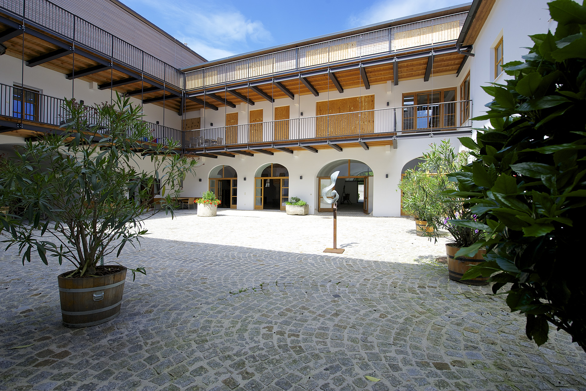 Im Innenhof am Häuplhof direkt am Attersee