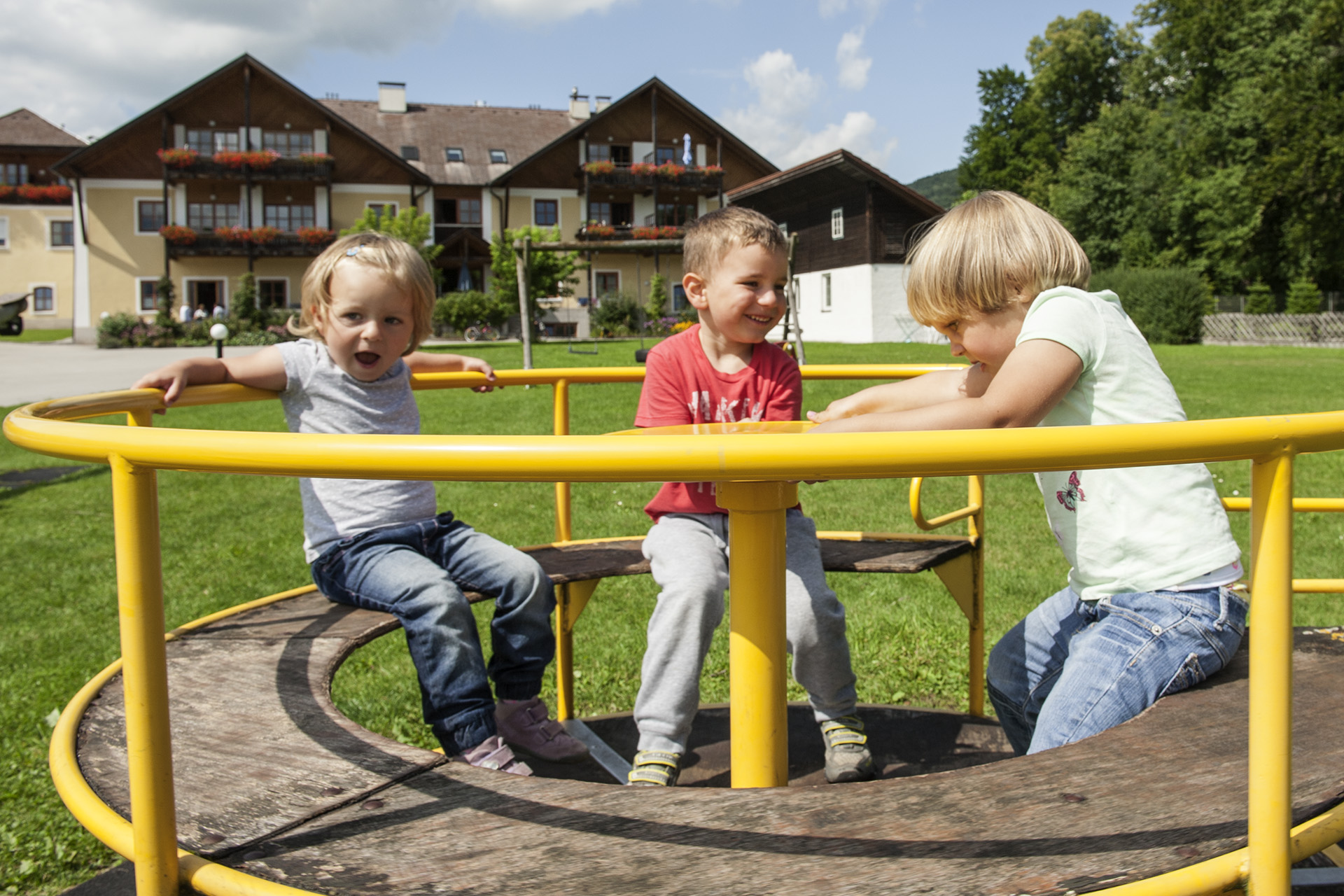 Großer Spielplatz auf dem verkehrsfreien Gelände im Häuplhof direkt am Attersee