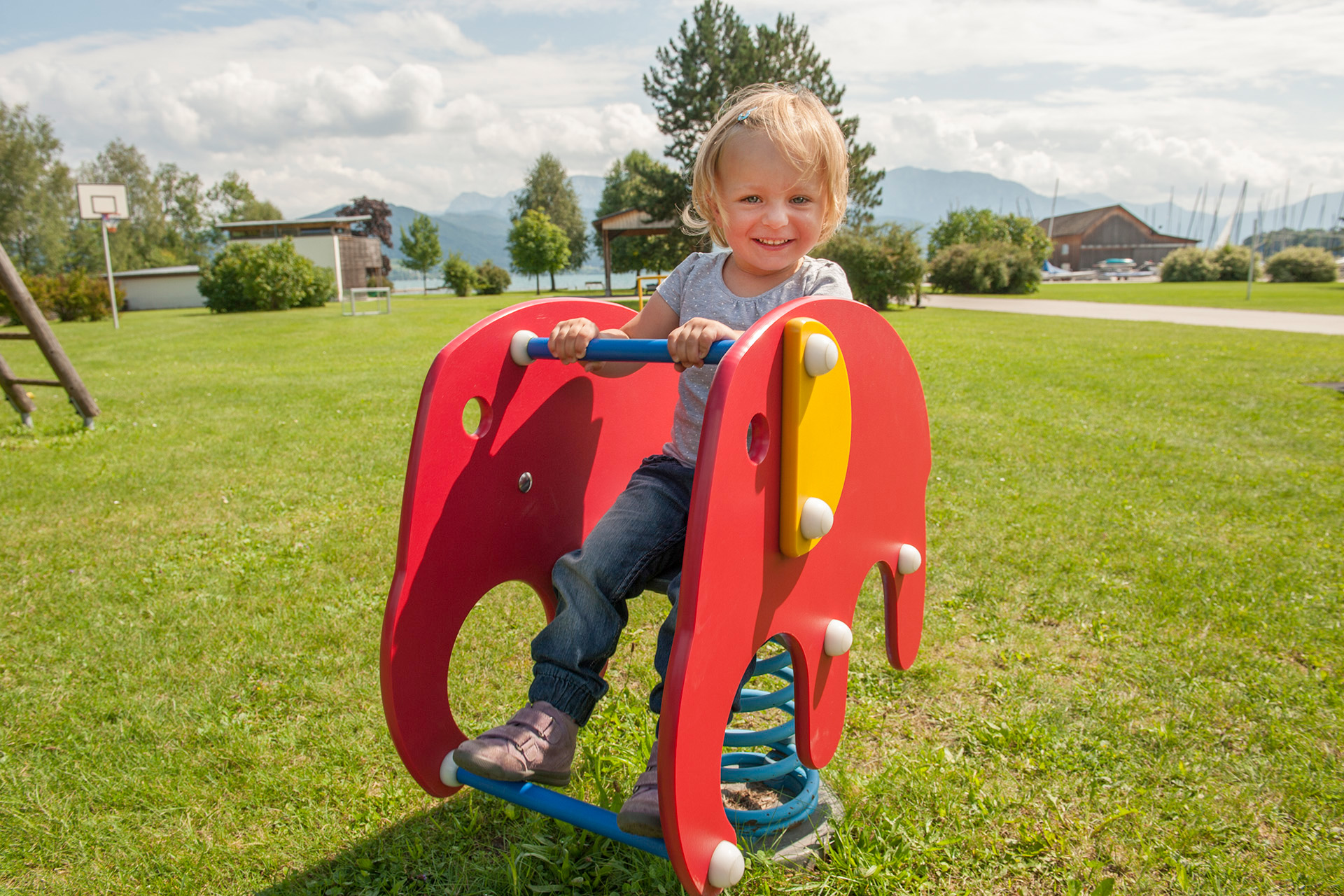 ein glückliches Kind am Spielplatz im Häuplhof direkt am Attersee