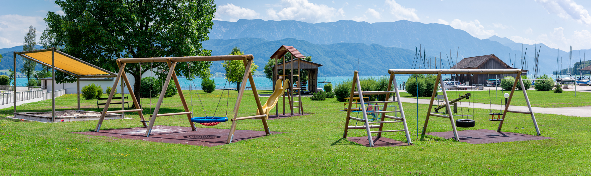 Der Badestrand mit Badekabinen im Häuplhof direkt am Attersee