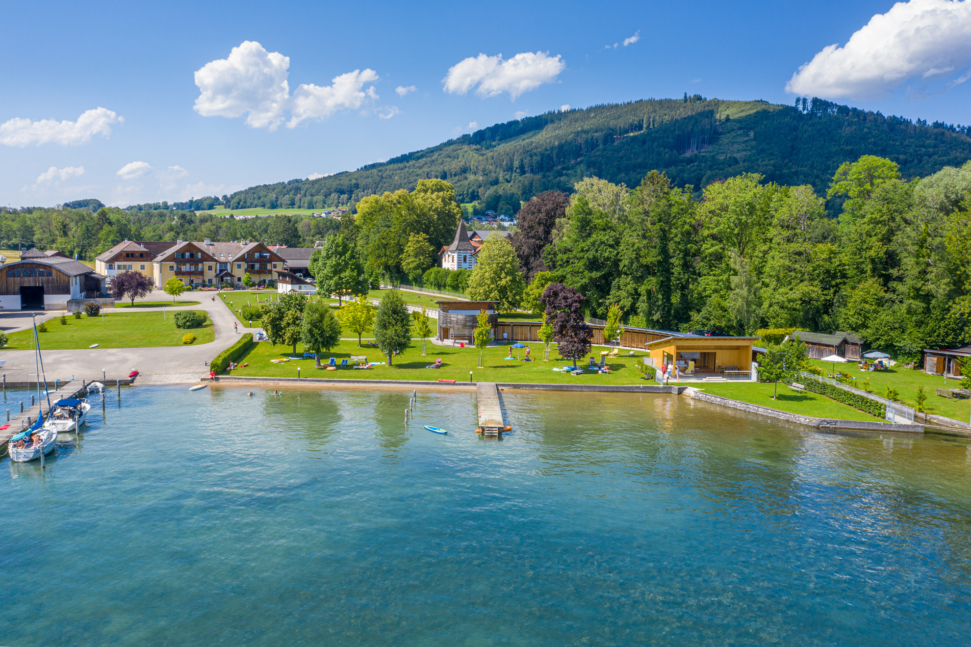 Schwimmen im glasklaren Wasser des Attersees am Häuplhof